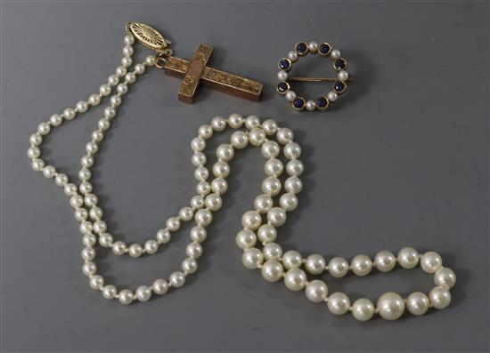 A cultured pearl necklace, a 9ct gold cross and a mounted brooch
